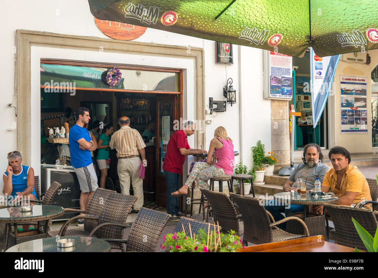 Grecs sur la terrasse d'un café, Kos, île de Kos, Grèce Banque D'Images