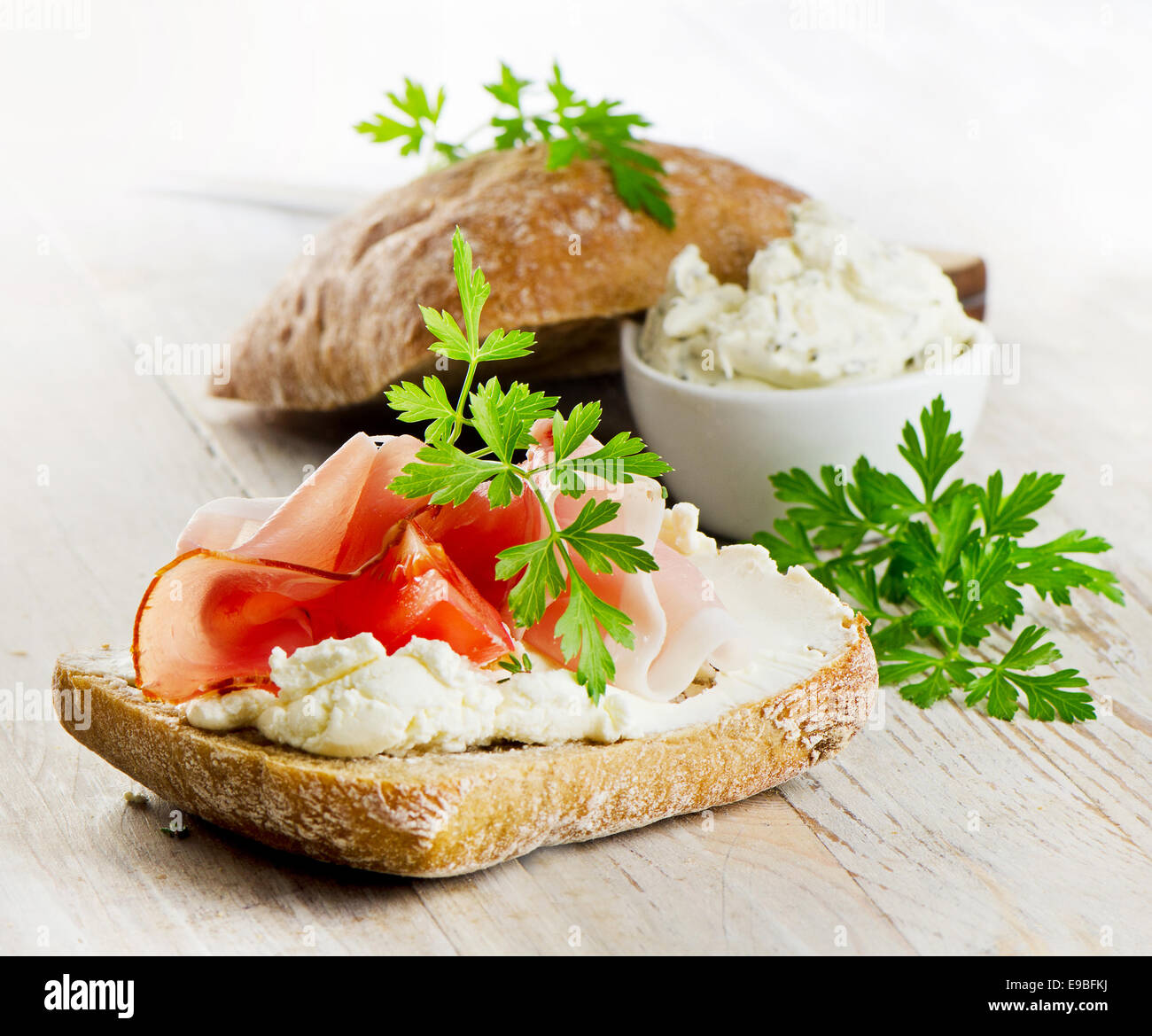 Pain au lard fumé et fromage à la crème. Selective focus Banque D'Images