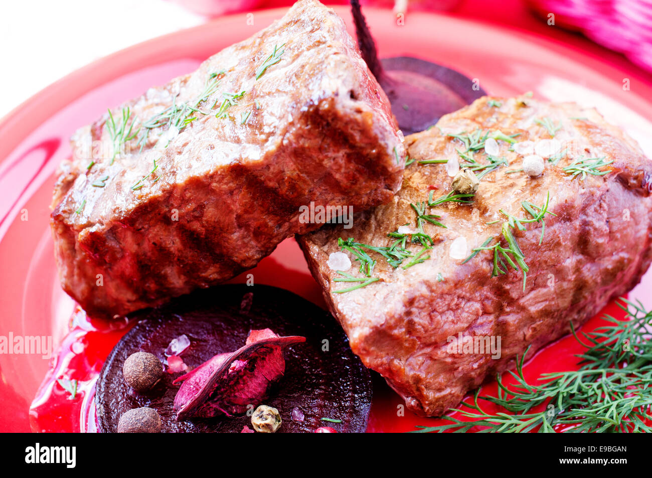 De délicieux steaks de boeuf avec des betteraves et pommes gourmet Banque D'Images