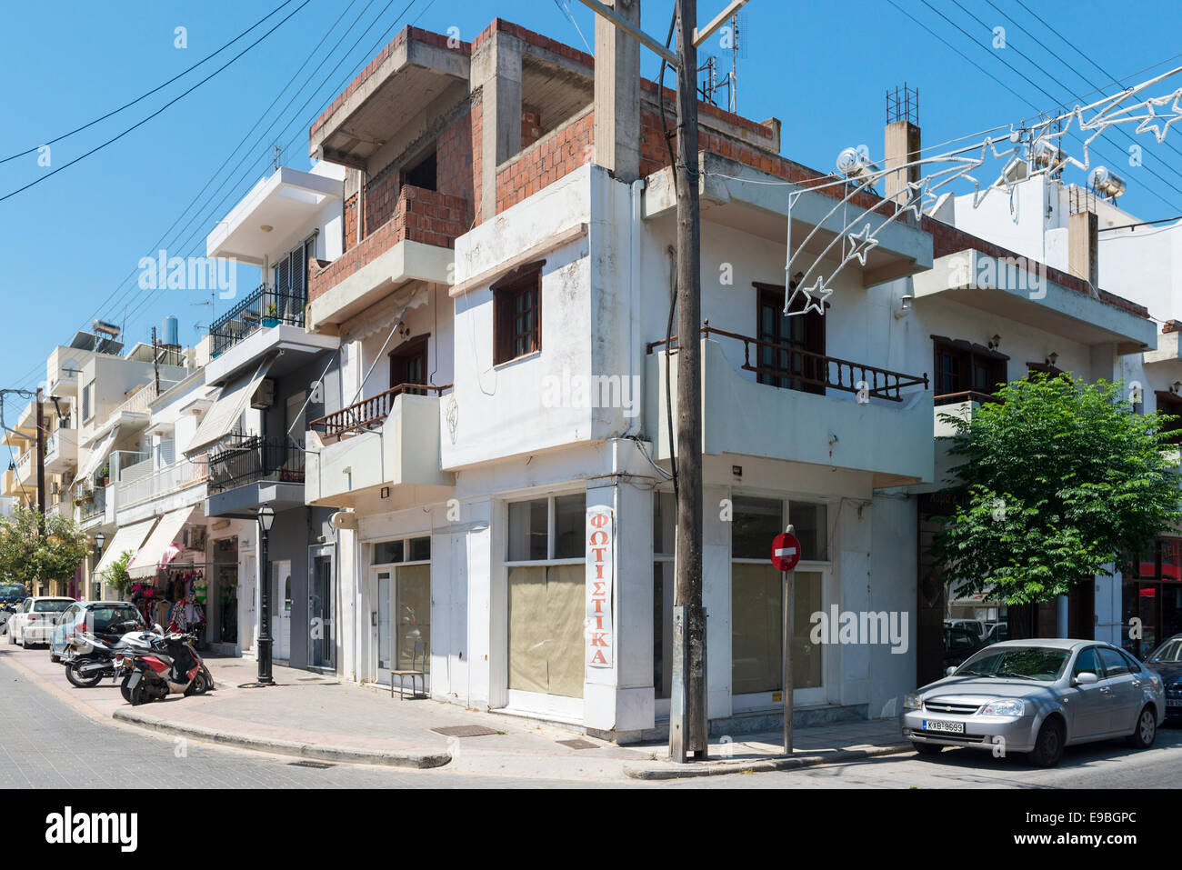 Maison Grecque Avec la construction d'un étage supplémentaire dernier étage, ville de Kos, l'île de Kos, Grèce Banque D'Images