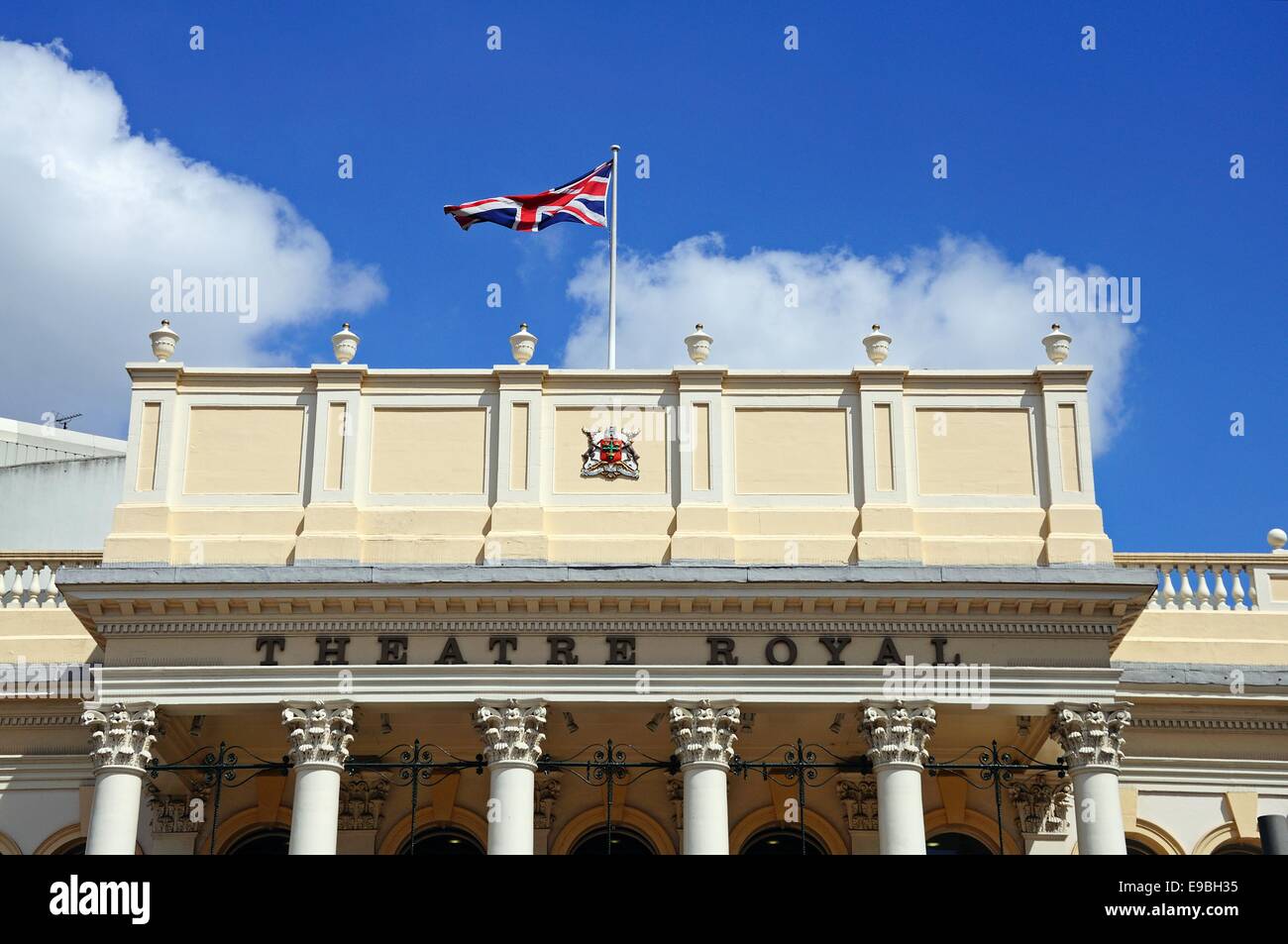 Nom d'un drapeau et crête sur la façade du Théâtre Royal, la Place du Théâtre, Upper Parliament Street, Nottingham, England, UK. Banque D'Images