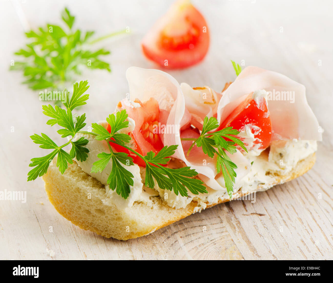 Pain au lard fumé et fromage à la crème . Selective focus Banque D'Images