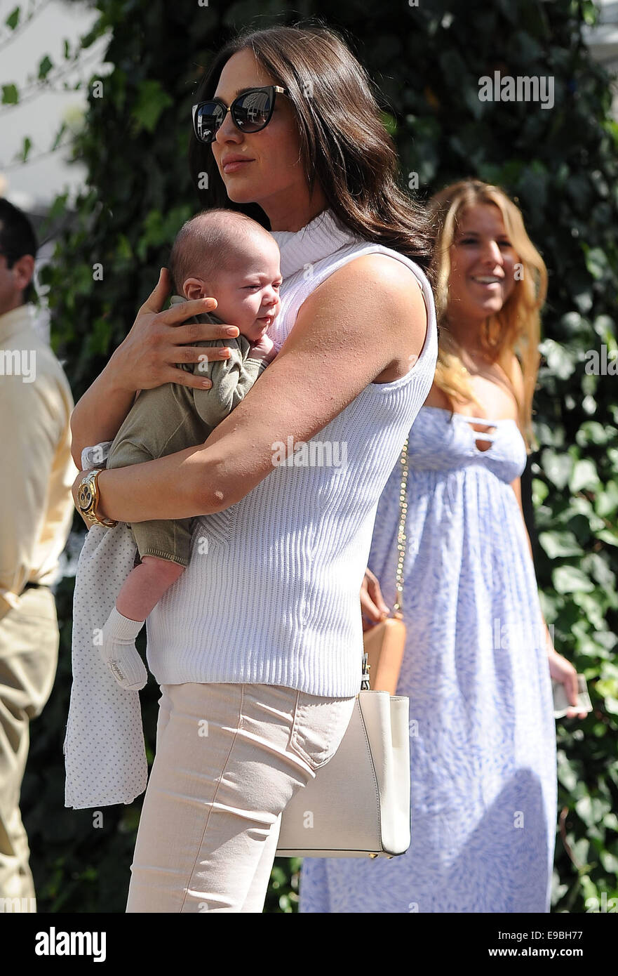 Simon Cowell et Lauren Silverman laisser le lierre avec leur bébé fils Eric comprend : Lauren Silverman,Eric Cowell Où : Los Angeles, California, United States Quand : 20 Avr 2014 Banque D'Images