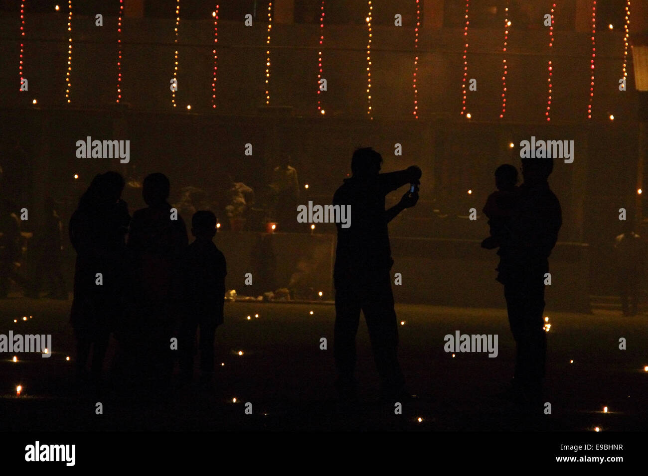 Les gens aiment prendre des photos à Madan Mohan Malviya Stadium décorées avec éclairage magnifique lampe en terre appelé 'diyas' pendant la 'Diwali' célébration à Allahabad. © Shashi Sharma/Pacific Press/Alamy Live News Banque D'Images