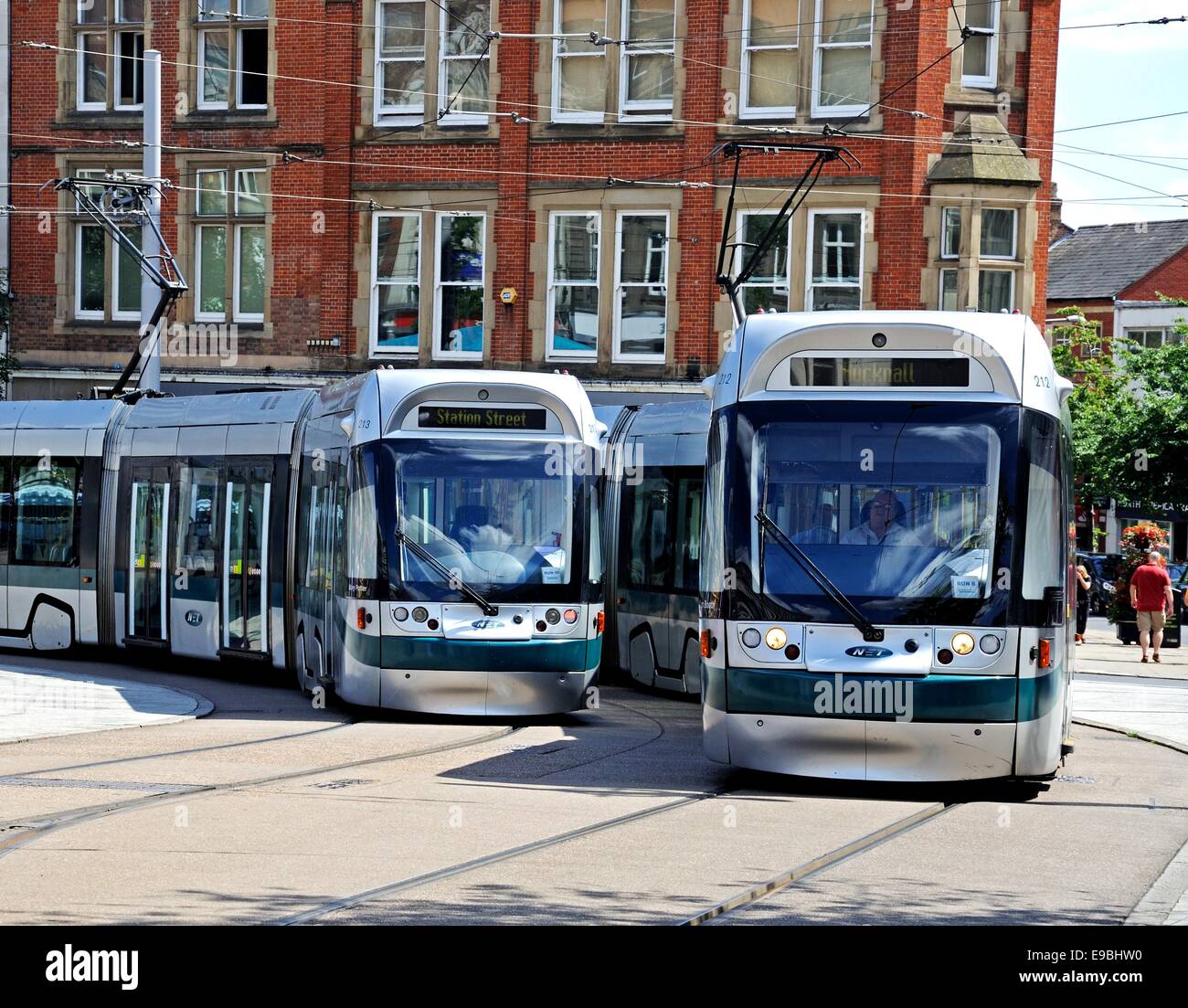 Les tramways modernes voyageant autour de la Place du Vieux Marché, Nottingham, Nottinghamshire, Angleterre, Royaume-Uni, Europe de l'Ouest. Banque D'Images