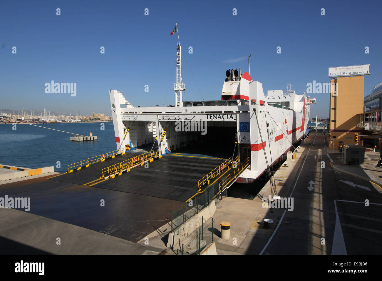 TRASMEDITERRANEA S UN PASSAGER Cargo / Roll on Roll off (ro-ro) ferry "TENACIA" (199 m) - dans le port de Palma de Majorque Banque D'Images