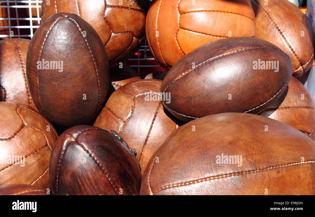 Ballons de rugby et de football en cuir vendu dans une échoppe de marché Banque D'Images