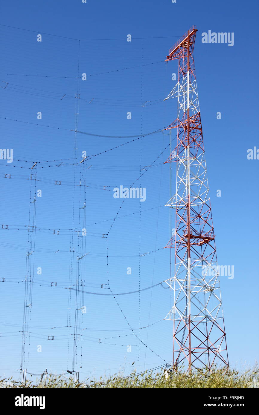 Antenne radio forte puissance de tours de communication Banque D'Images