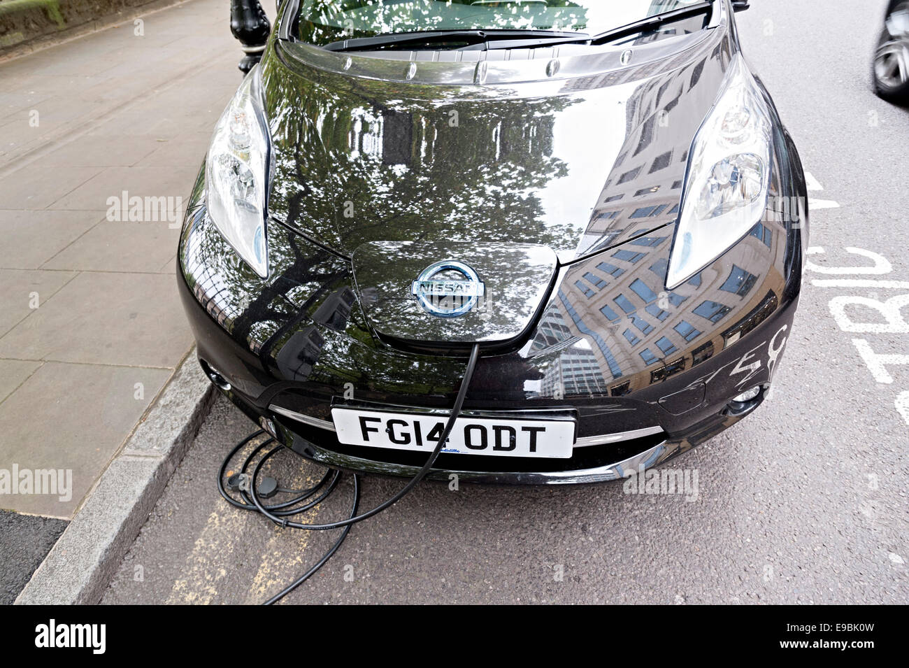 De recharge pour voitures électriques nissan leaf dans une rue du centre-ville de Birmingham Banque D'Images