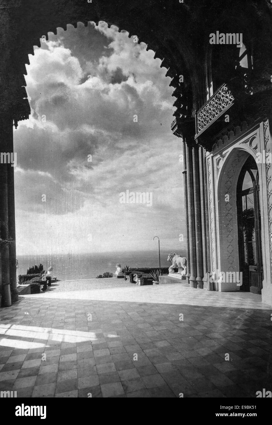 Palais de Vorontsov dans la ville d'Alupka, Crimea, Ukraine, 1950. La reproduction de photos anciennes. Oct 11, 2014. © Igor Golovniov/ZUMA/ZUMAPRESS.com/Alamy fil Live News Banque D'Images