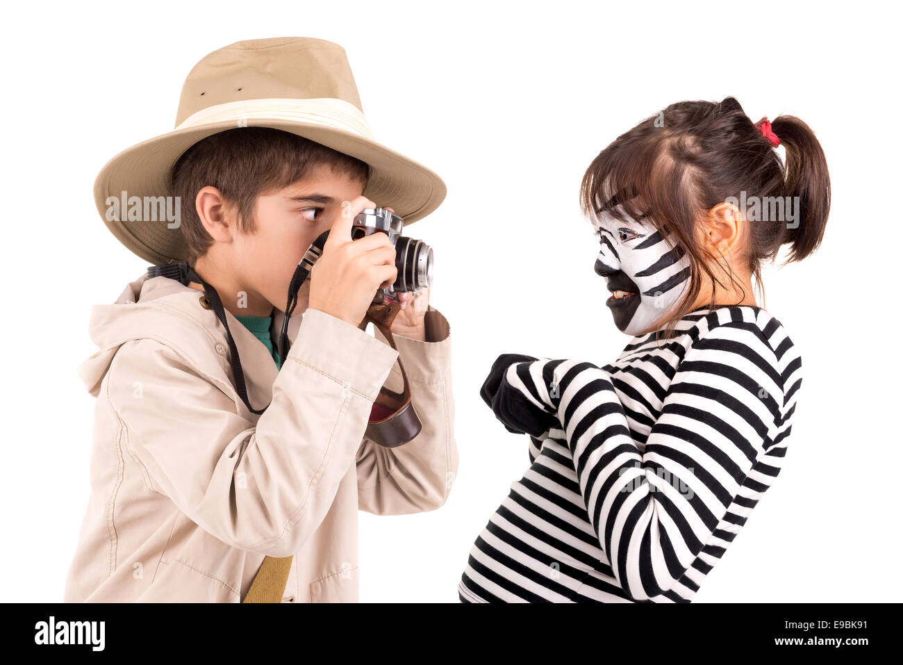 Jeune fille avec visage peint comme un zèbre et garçon explorer avec l'appareil photo Banque D'Images