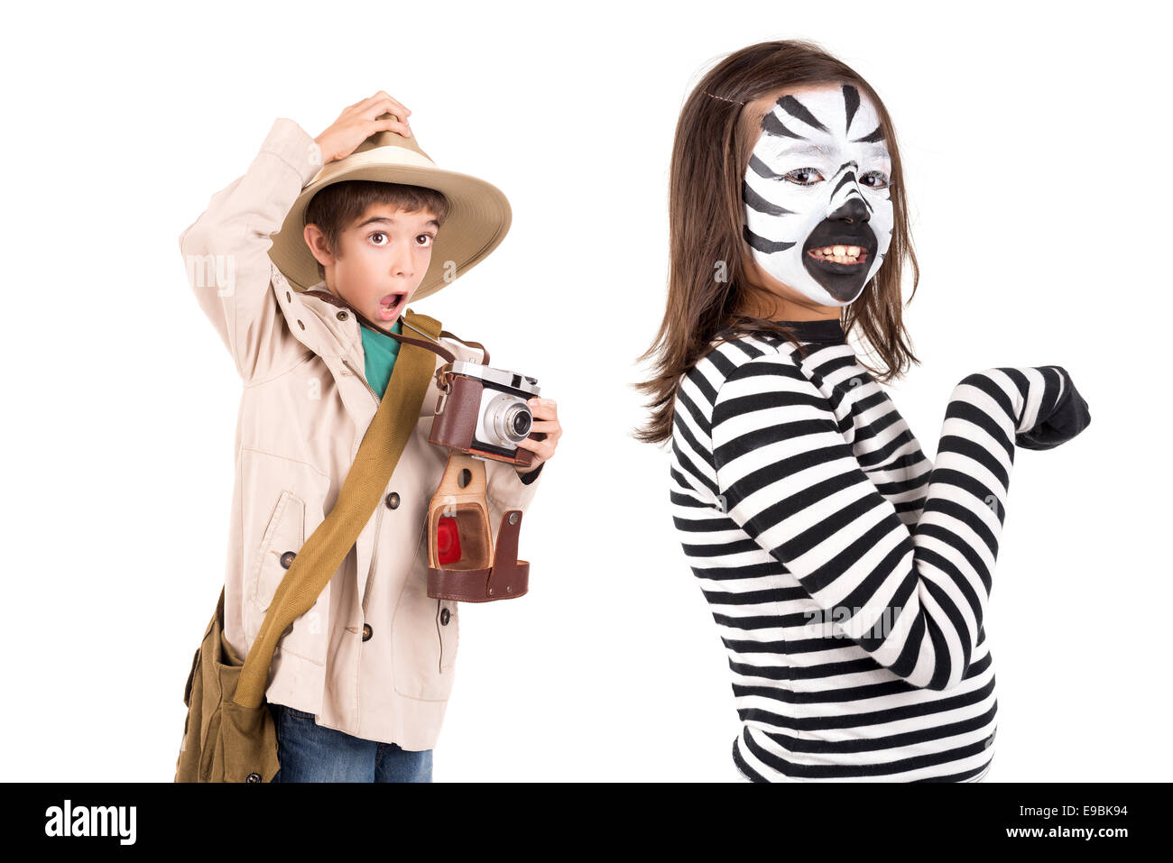 Jeune fille avec visage peint comme un zèbre et garçon explorer avec l'appareil photo Banque D'Images