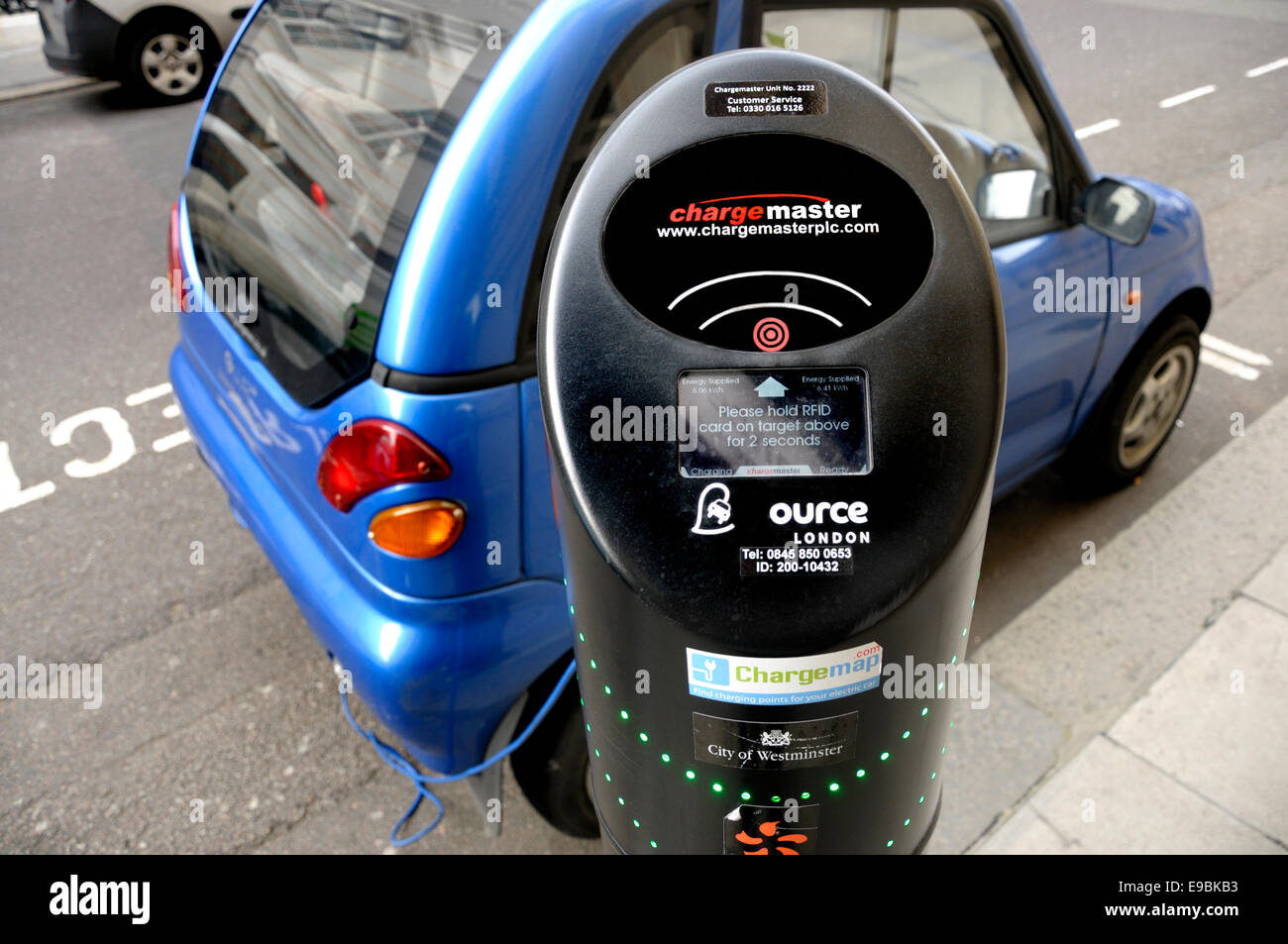 Londres, Angleterre, Royaume-Uni. Voiture électrique branché sur une borne de Chargemaster, en face de l'Institution royale, rue Albermarle Banque D'Images