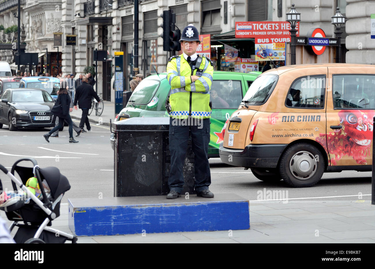 Londres, Angleterre, Royaume-Uni. Agent de police métropolitaine debout sur une case bleue dans Piccadilly Circus Banque D'Images