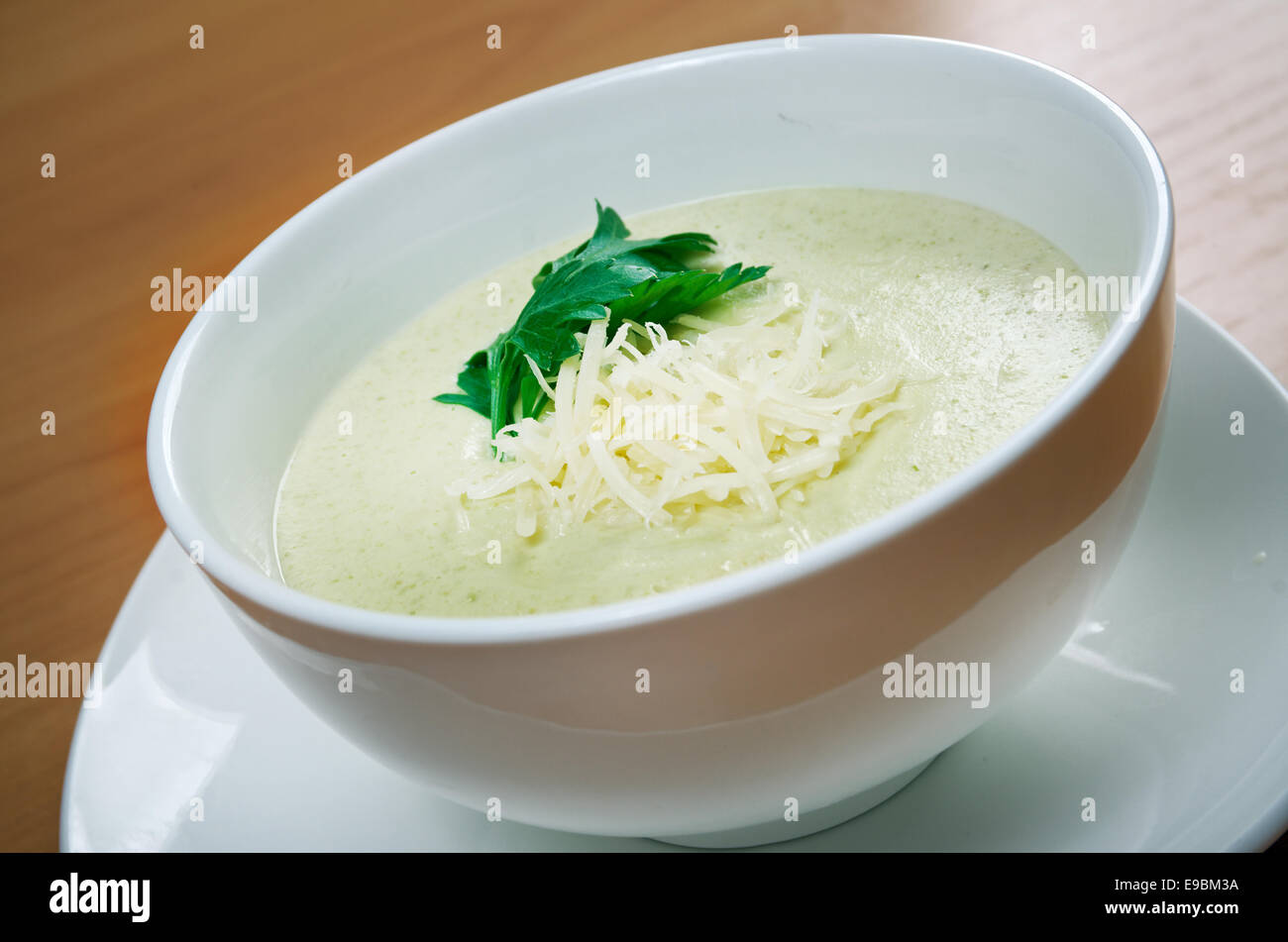 Soupe de crème avec la courgette, le fromage et la crème Banque D'Images