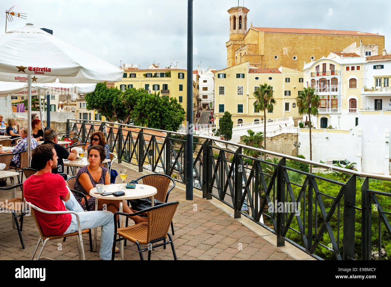 Avis de clients assis à un café véranda surplombant la vieille ville de Mahon, Minorque, Espagne Banque D'Images