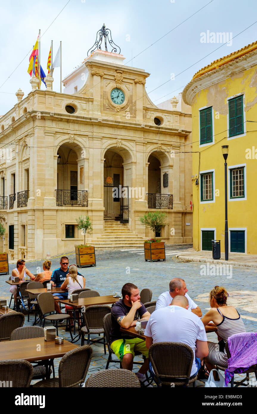 Les touristes assis à la terrasse d'un café au Pla de la Parroguia, vieille ville Mahon, Minorque, Espagne Banque D'Images