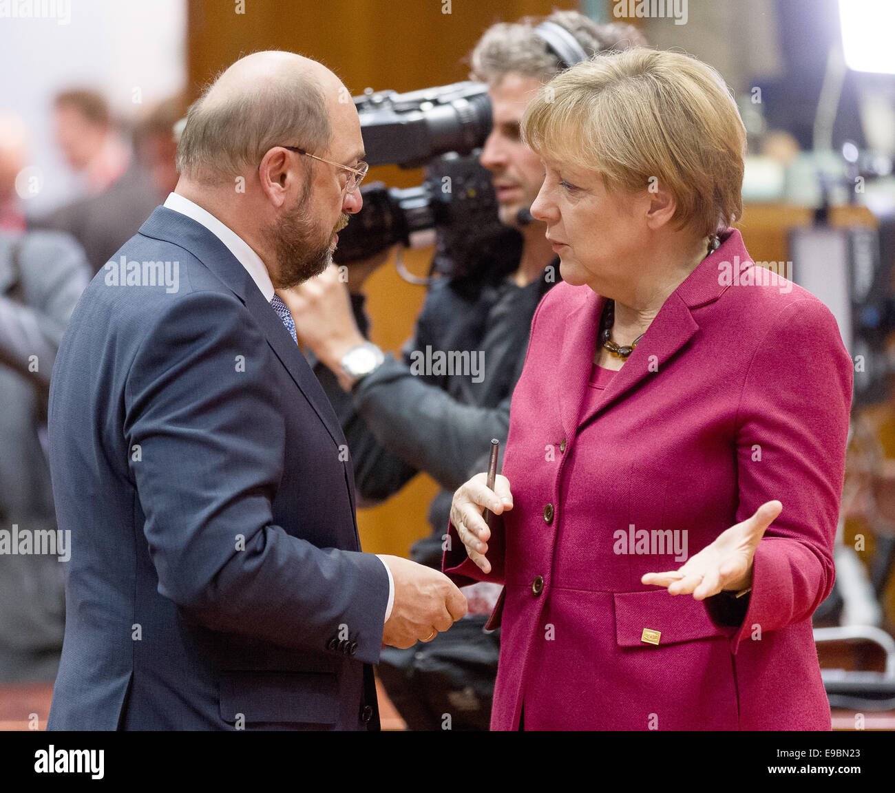 Bruxelles, Belgique. 23 Oct, 2014. La chancelière fédérale allemande Angela Merkel (R) et le président du Parlement européen, l'allemand Martin Schulz (L) chat avant le début du sommet de l'UE au siège du Conseil de l'UE à Bruxelles, Belgique, 23 octobre 2014. Les dirigeants de l'UE s'étaient réunis pour débattre d'un nouvel ensemble d'objectifs climatiques pour 2030 à mesure que la pression monte pour eux d'établir une base de référence pour l'année prochaine des négociations internationales sur le climat. Les dirigeants discuteront également de l'épidémie d'Ebola en Afrique de l'Ouest et de la crise en Ukraine. Photo : Thierry Monasse/DPA - PAS DE FIL - SERVICE/dpa/Alamy Live News Banque D'Images