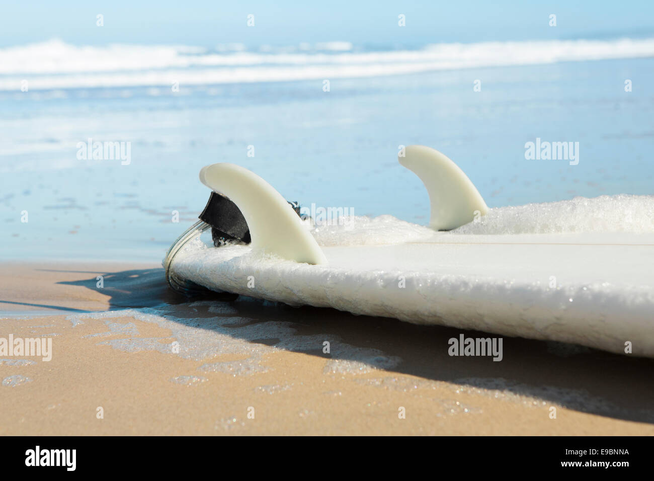 Surf sur le sable rouge sur une très belle journée ensoleillée Banque D'Images