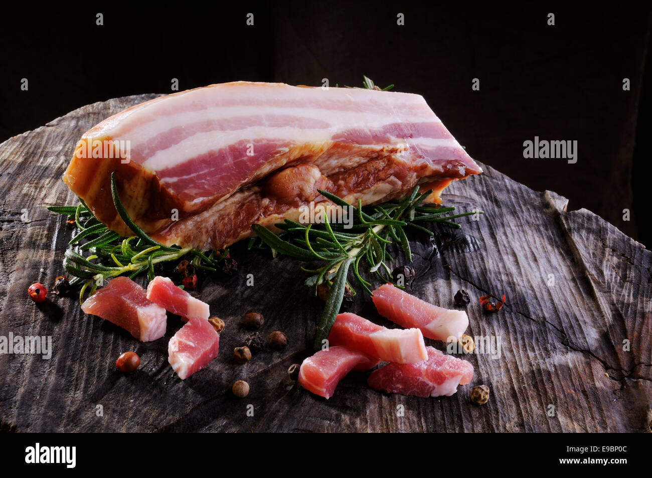 Tout morceau de bacon, prêt à être coupé en cubes. Largement utilisé dans la cuisine italienne Banque D'Images