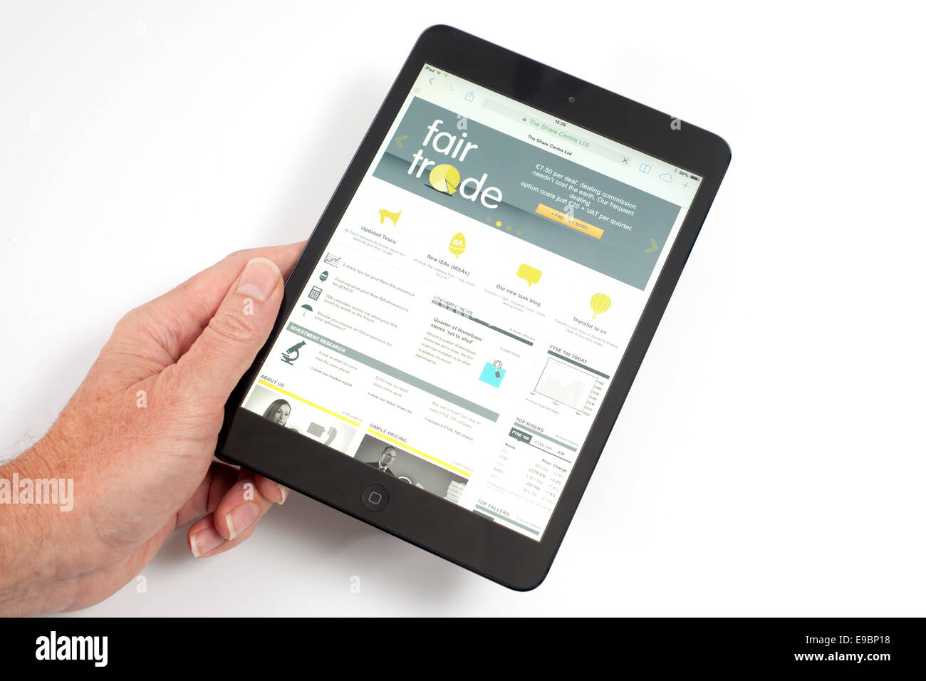 L'iPad mini avec le commerce équitable partager portant app sur écran Banque D'Images