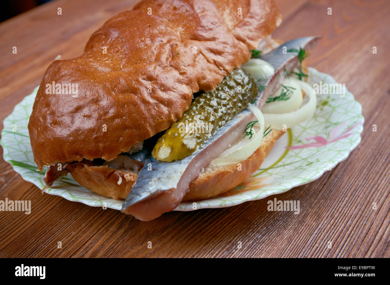 Sandwich hollandais traditionnel avec du hareng mariné et concombres Banque D'Images