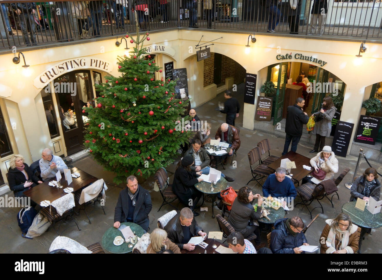 Les acheteurs de Noël à Covent Garden, au centre de Londres. Banque D'Images