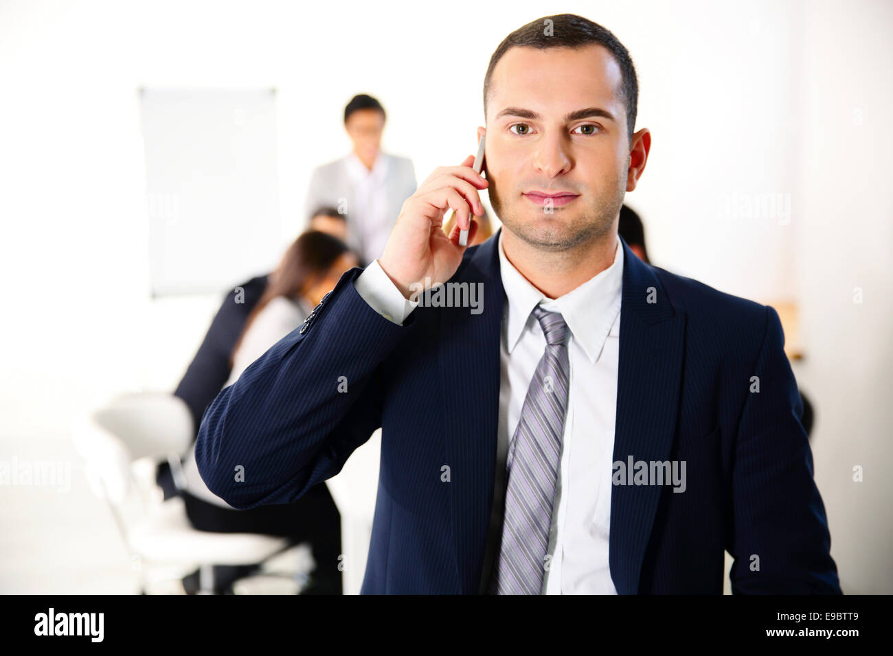 Portrait sur le smartphone en face de réunion d'affaires Banque D'Images