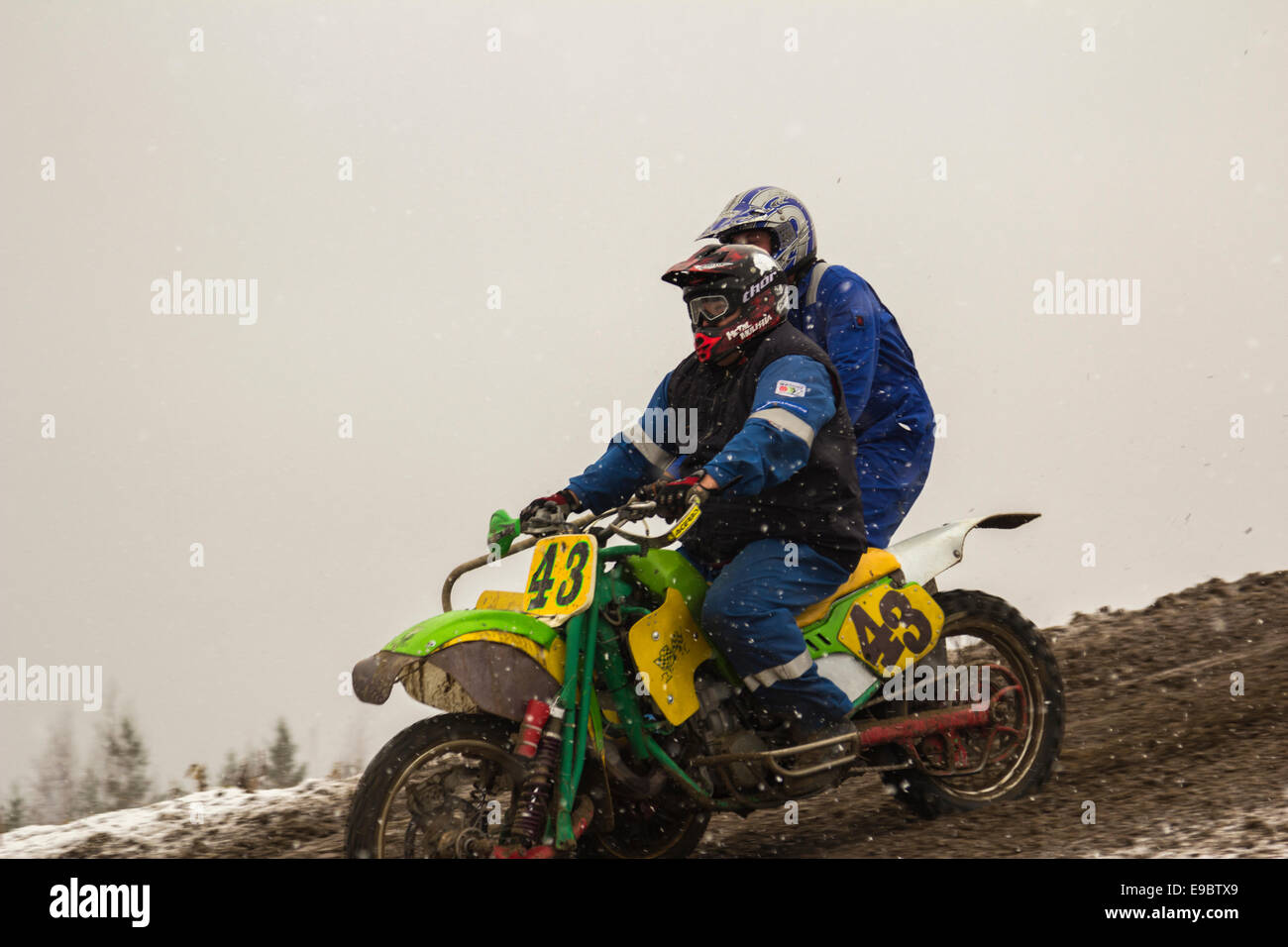 Course du circuit sur une moto avec un side-car. Banque D'Images