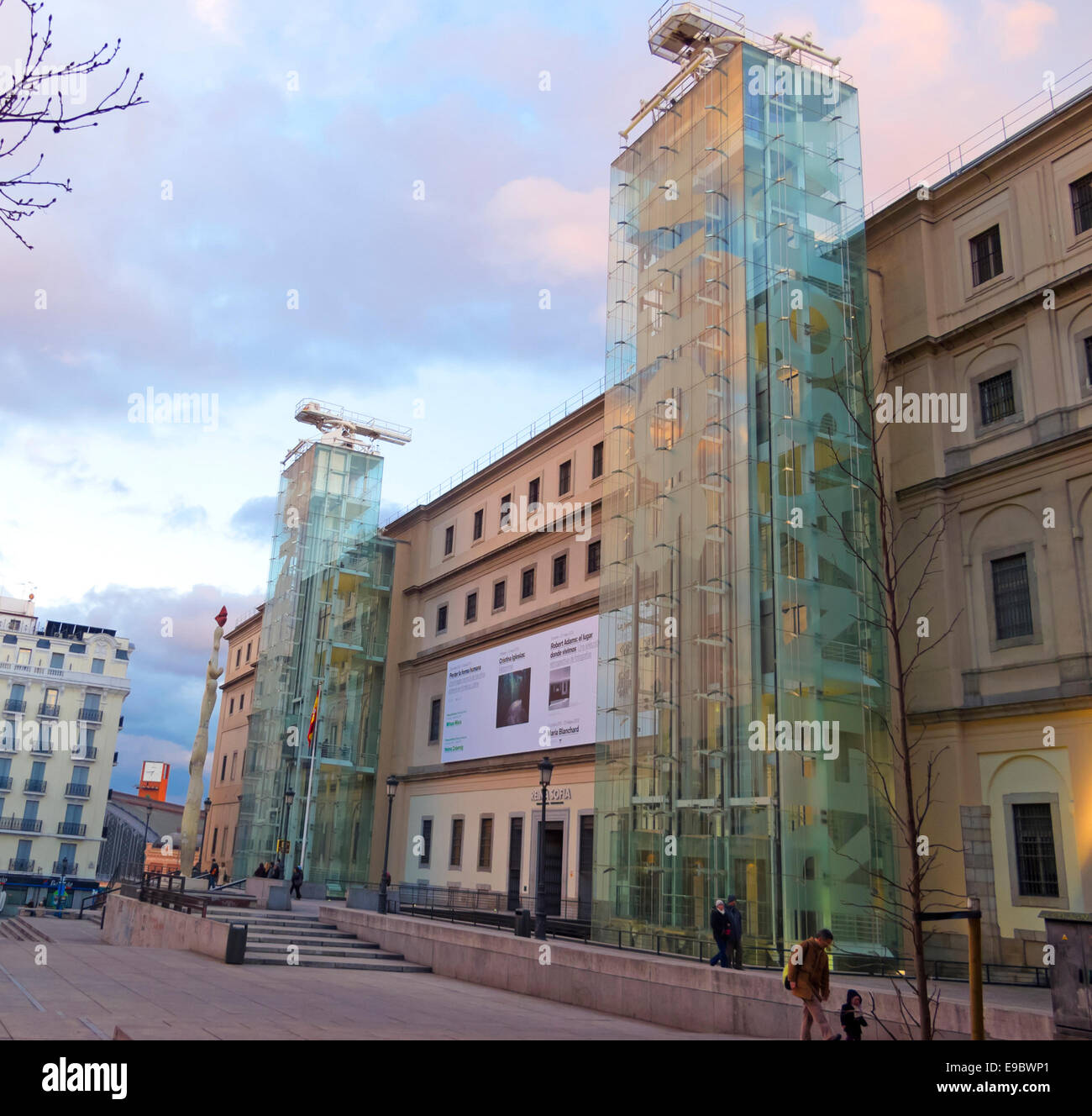 Coucher du soleil en musée de la Reina Sofia à Madrid. Le Musée Reina Sofia est dédié à l'exposition d'art moderne et contemporain. Banque D'Images