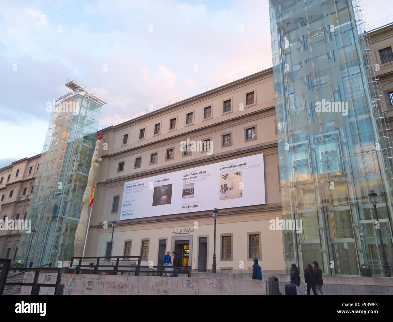 Coucher du soleil en musée de la Reina Sofia à Madrid. Le Musée Reina Sofia est dédié à l'exposition d'art moderne et contemporain. Banque D'Images