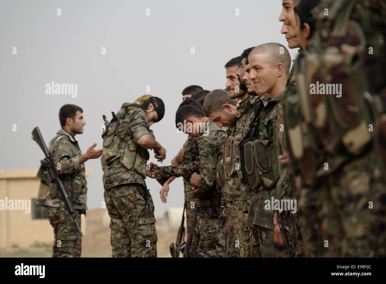 Les combattants kurdes des unités de protection du peuple YPG y participent Dans une cérémonie de recrutement dans un camp d'entraînement à Al Région de Hasakah ou Hassakeh dans le nord de la Syrie Banque D'Images