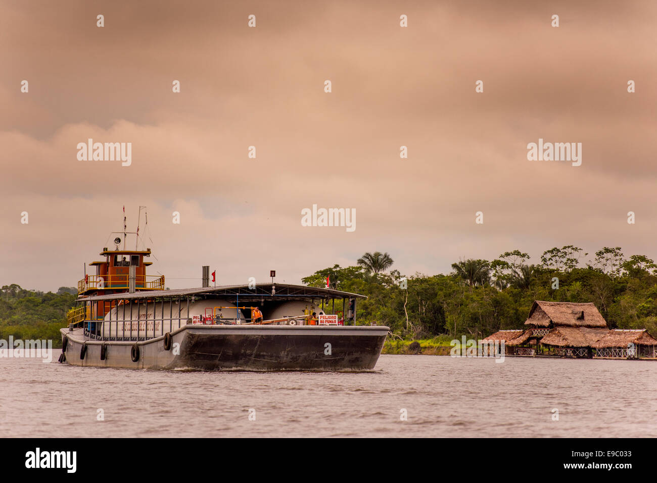 Gaz d'Amazon sur le Rio Nanay où elle rejoint l'Amazonie, Iquitos, Pérou Banque D'Images Gaz d'Amazon sur le Rio Nanay où elle rejoint l'Amazonie, Iquitos, Pérou Banque D'Images