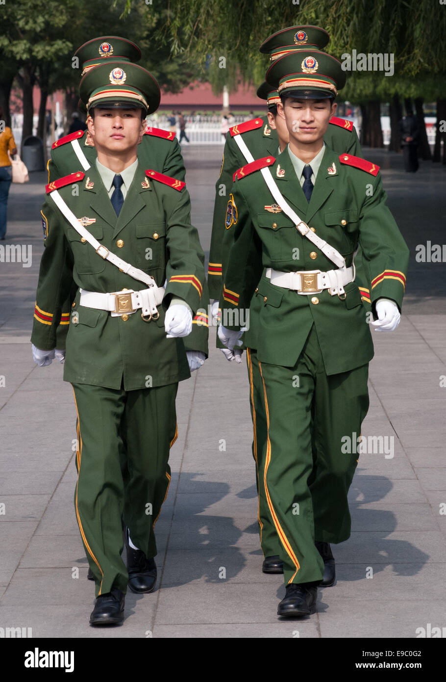 Beijing, Chine. 26Th Oct, 2006. Des policiers en uniforme de la Police armée peuples chinois (FCPA) mars à la Cité Interdite à Beijing, la capitale de la République populaire de Chine (RPC). Une force paramilitaire qui traitent principalement avec l'ordre civil, le gouvernement garde CAPF bâtiments, fournir une protection aux hauts fonctionnaires du gouvernement, fournir des fonctions de sécurité lors d'événements publics et répondre à des émeutes, des attentats terroristes ou d'autres situations d'urgence. © Arnold Drapkin/ZUMA/Alamy Fil Live News Banque D'Images