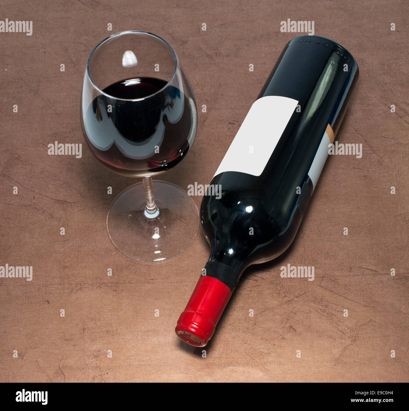 Bouteille de vin rouge et en verre brun sur fond doré Banque D'Images