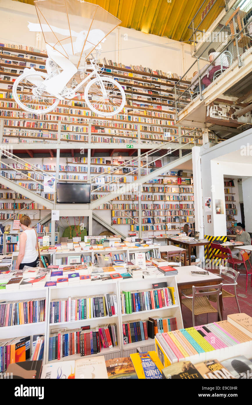 Un ancien de l'espace d'impression ont donné vie à une librairie de la lx factory,Lisboa, Portugal. Banque D'Images