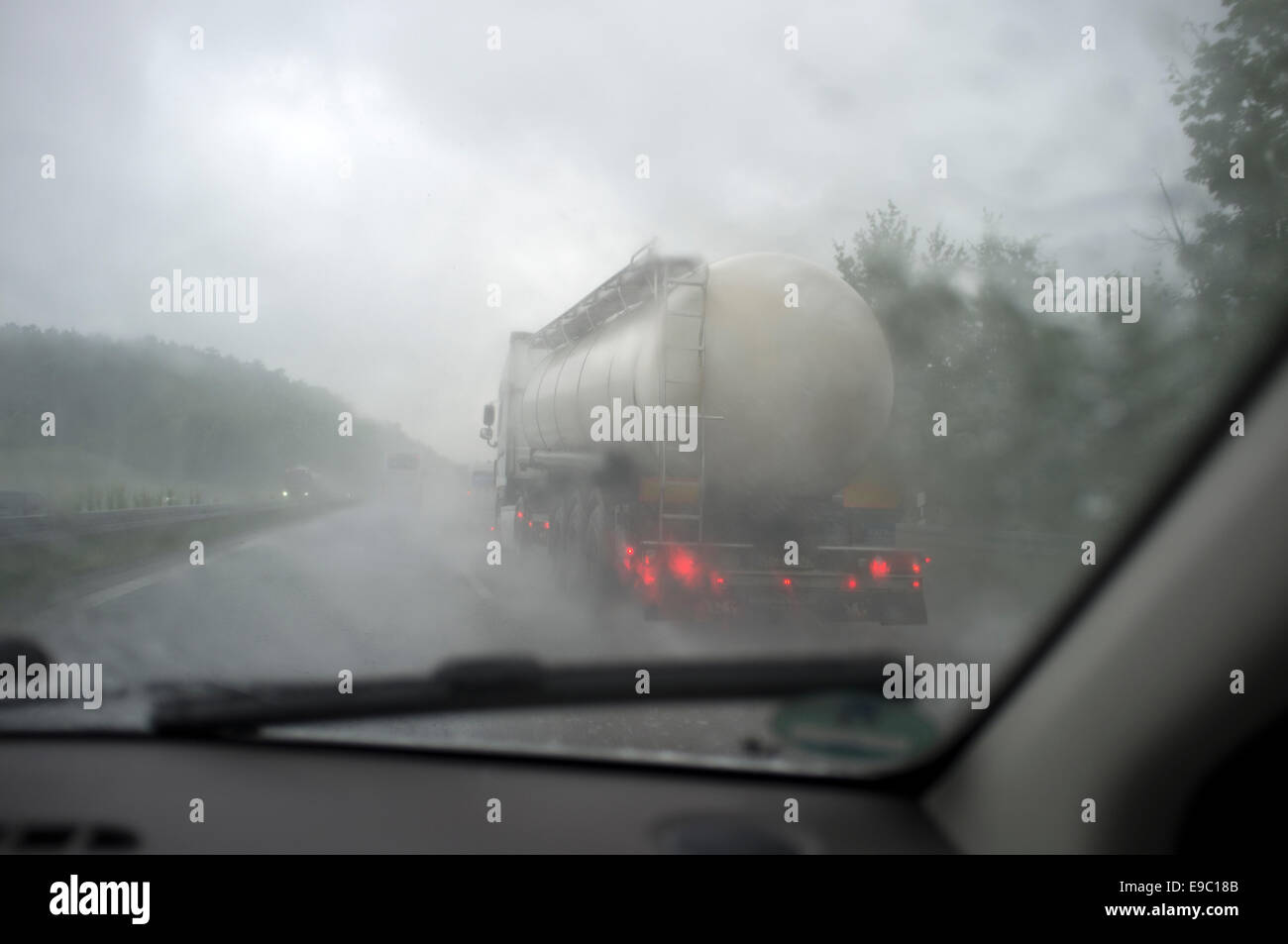 La conduite sur l'autoroute A9 au sud de Munich dans Heavy Rain Banque D'Images