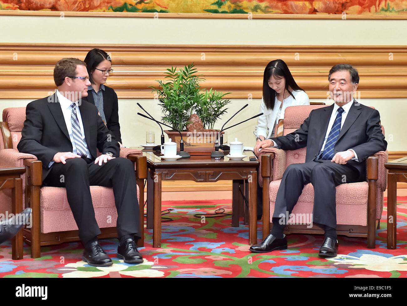 Beijing, Chine. 24 Oct, 2014. Le vice-Premier ministre chinois Wang Yang (R) rencontre avec Doug McMillon, le président et chef de la direction de Wal-Mart Stores, Inc. à Beijing, capitale de Chine, le 24 octobre 2014. Crédit : Li Tao/Xinhua/Alamy Live News Banque D'Images