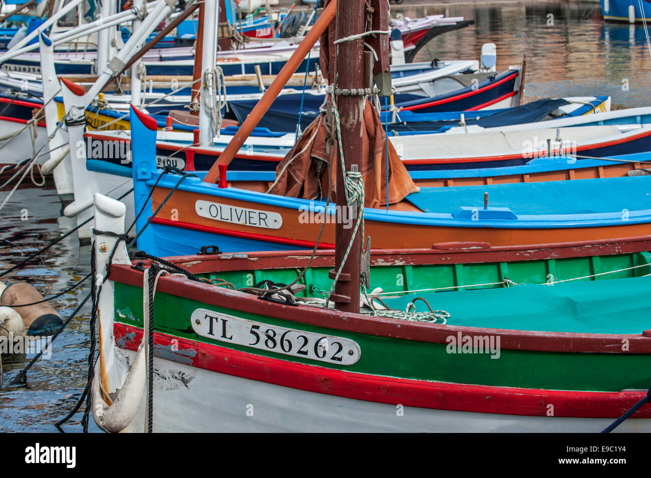 Bateaux de pêche en bois coloré à vieux port / Vieux port de Saint-Tropez, Côte d'Azur, Alpes Maritimes, Var, France Banque D'Images