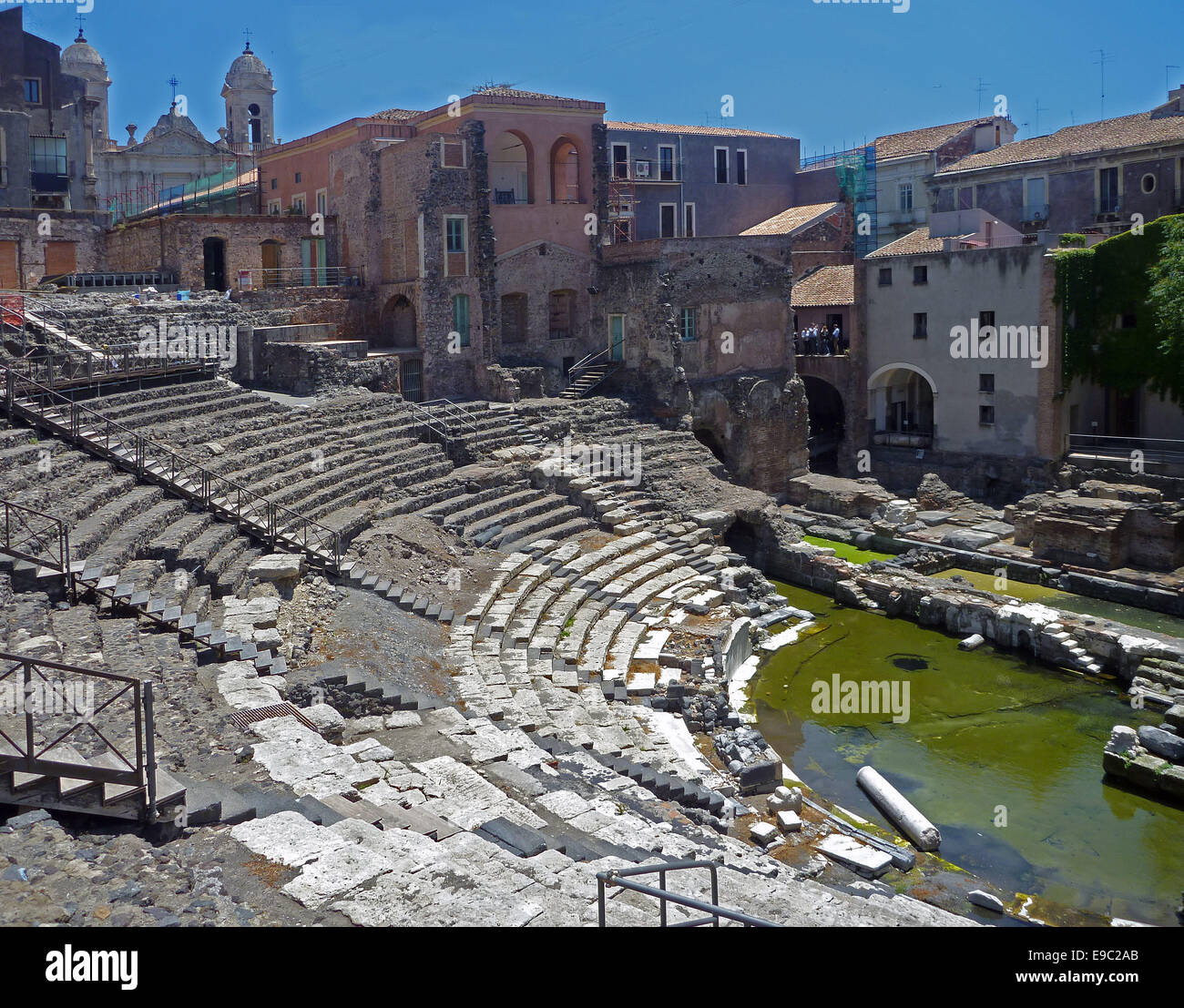 L'amphithéâtre romain est situé sur le bord de l'ancienne acropole. Il se dresse sur les fondations d'un théâtre grec. Bon état, les chambres sont au sous-sol. Un flux fournit aujourd'hui l'eau a été nécessaire pour les jeux d'eau. - Juin 2014 Banque D'Images