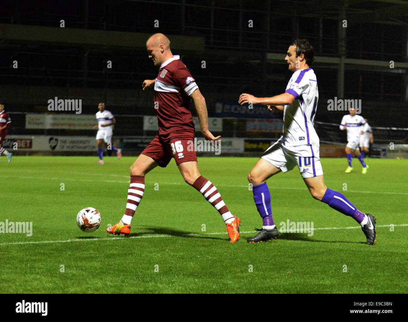 Nom de travail : Oxford United sport voiture à Northampton Town Ryan Cresswell & Danny Hylton Catchline : UNITED loin à Northampton Longueur : double page Banque D'Images