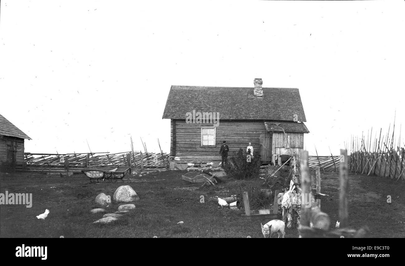 Photographie d'une propriété de Raivola, en Finlande, présentant l'architecture rustique du bâtiment et le paysage naturel environnant. L'image représente la vie rurale traditionnelle finlandaise. Banque D'Images Photographie d'une propriété de Raivola, en Finlande, présentant l'architecture rustique du bâtiment et le paysage naturel environnant. L'image représente la vie rurale traditionnelle finlandaise. Banque D'Images