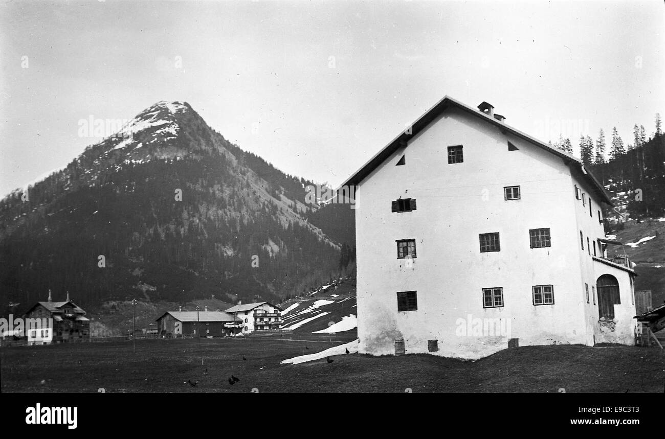 Cette photographie représente une maison en Suisse, qui fait partie des archives historiques de la Svenska litteratursällskapet i Finland. La maison est liée aux collections Edith et Sodergran, reflétant l'histoire architecturale et la culture européenne. Banque D'Images Cette photographie représente une maison en Suisse, qui fait partie des archives historiques de la Svenska litteratursällskapet i Finland. La maison est liée aux collections Edith et Sodergran, reflétant l'histoire architecturale et la culture européenne. Banque D'Images