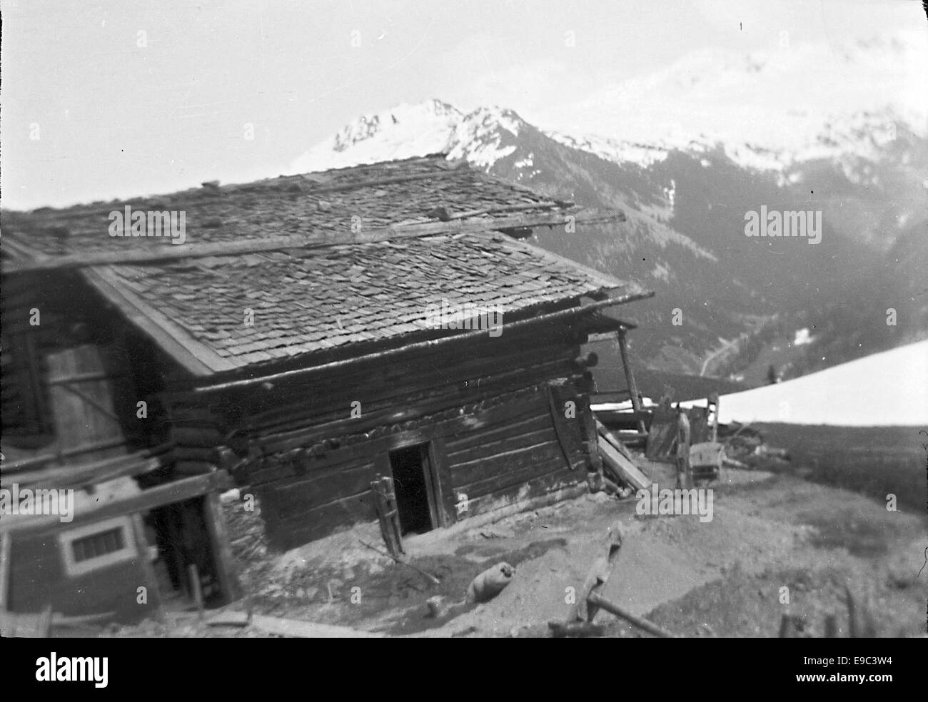 Cette photographie montre une maison usée en Suisse, probablement prise à la fin du XIXe ou au début du XXe siècle. L'image capture l'état de décomposition de la maison, reflétant l'architecture rurale suisse et le passage du temps dans un cadre rural. Banque D'Images Cette photographie montre une maison usée en Suisse, probablement prise à la fin du XIXe ou au début du XXe siècle. L'image capture l'état de décomposition de la maison, reflétant l'architecture rurale suisse et le passage du temps dans un cadre rural. Banque D'Images
