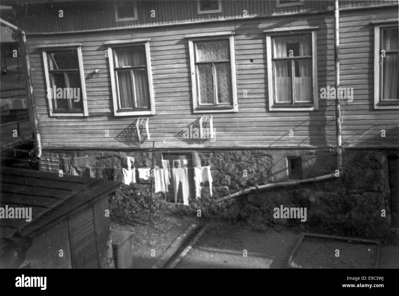 Photographie historique de la cour de Toinen linja 13 à Helsinki, Finlande, prise entre 1890 et 1910. L'image donne un aperçu de la vie quotidienne et du paysage urbain d'Helsinki pendant cette période. Banque D'Images Photographie historique de la cour de Toinen linja 13 à Helsinki, Finlande, prise entre 1890 et 1910. L'image donne un aperçu de la vie quotidienne et du paysage urbain d'Helsinki pendant cette période. Banque D'Images