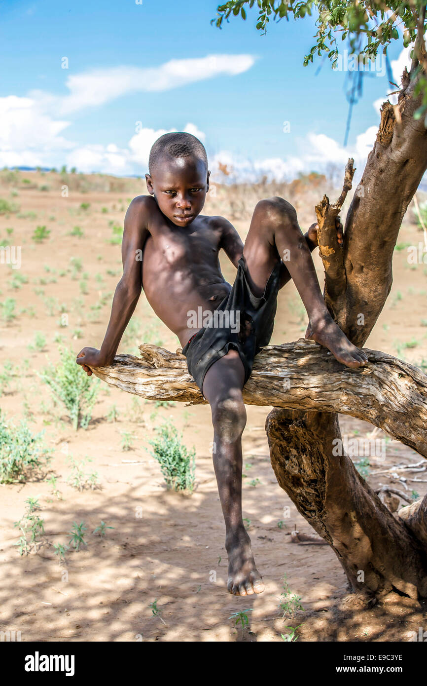 Les Nyangatom garçon en vallée de l'Omo, en Éthiopie le 15 mai 2014. Les Nyangatom également connu sous le nom de Bume sont des nomades, vivant dans les villages de l'élevage mobile qui peuvent migrer plusieurs fois par an. Banque D'Images