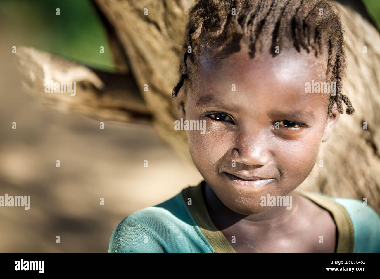Les Nyangatom Girl à Vallée de l'Omo, en Éthiopie le 15 mai 2014. Les Nyangatom également connu sous le nom de Bume sont des nomades, vivant dans les villages de l'élevage mobile qui peuvent migrer plusieurs fois par an. Banque D'Images