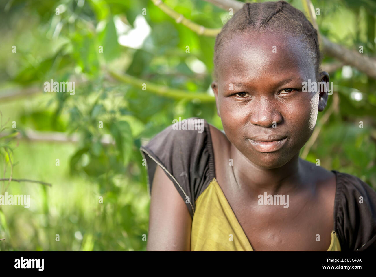 Les Nyangatom Girl à Vallée de l'Omo, en Éthiopie le 15 mai 2014. Les Nyangatom également connu sous le nom de Bume sont des nomades, vivant dans les villages de l'élevage mobile qui peuvent migrer plusieurs fois par an. Banque D'Images
