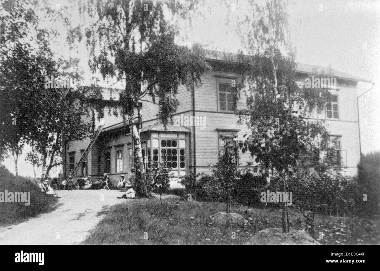 Cette photographie, prise en 1879, représente Björkudden, un lieu en Finlande associé à Topelius, un auteur et historien finlandais. L'image montre une maison historique entourée d'arbres, offrant un aperçu du paysage et de l'architecture de l'époque. Banque D'Images Cette photographie, prise en 1879, représente Björkudden, un lieu en Finlande associé à Topelius, un auteur et historien finlandais. L'image montre une maison historique entourée d'arbres, offrant un aperçu du paysage et de l'architecture de l'époque. Banque D'Images