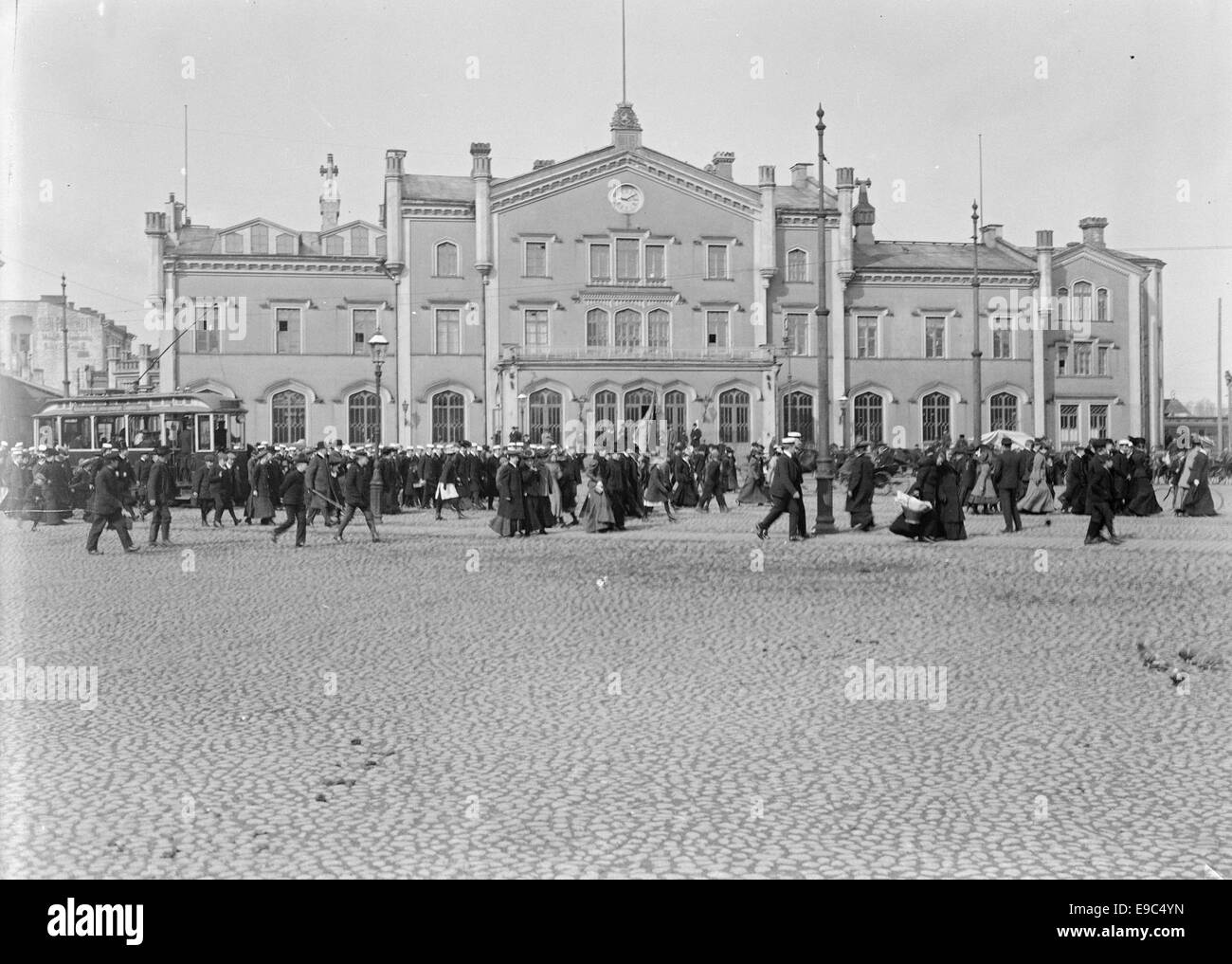 Photographie de la gare centrale d'Helsinki, Finlande, prise entre 1890 et 1910. L’image représente les caractéristiques architecturales de la gare et son rôle dans le système de transport d’Helsinki pendant cette période. Banque D'Images Photographie de la gare centrale d'Helsinki, Finlande, prise entre 1890 et 1910. L’image représente les caractéristiques architecturales de la gare et son rôle dans le système de transport d’Helsinki pendant cette période. Banque D'Images